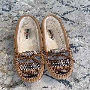 Minnetonka faux fur beige moccasins